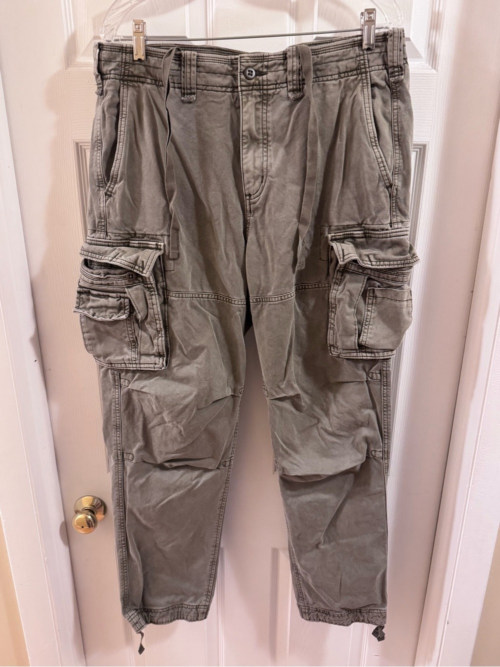 Abercrombie Men's Cargo Pants in Olive Green - Utility Pocket Design
